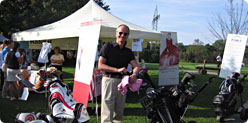 Im Bild: Golfen für den guten Zweck: Prof. Mario Feller, Ärztlicher Direktor des Brustzentrums am Englischen Garten, vor dem mamazone Info-Stand in Höslwang.