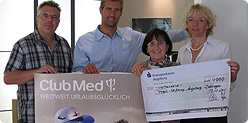 Foto der Spendenübergabe mit Personen von links: Thomas Jahn, Firma Jahn & Partner Mering, Mark Linke, Club Med, Elisabeth Glogger, mamazone, Isabell Esau, Reisebüro VIVA